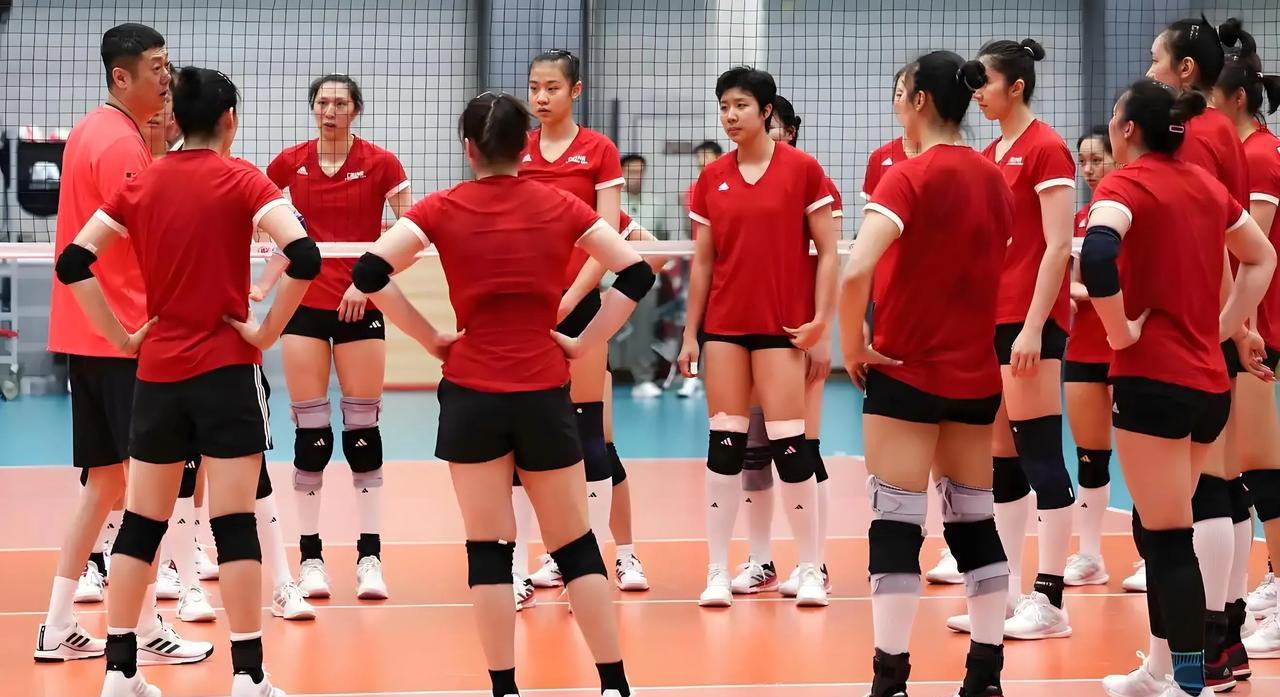 杨舒茗离队，范泊宁或迎来机会中国女排即将征战世界女排联赛美国站，据悉杨舒茗已经