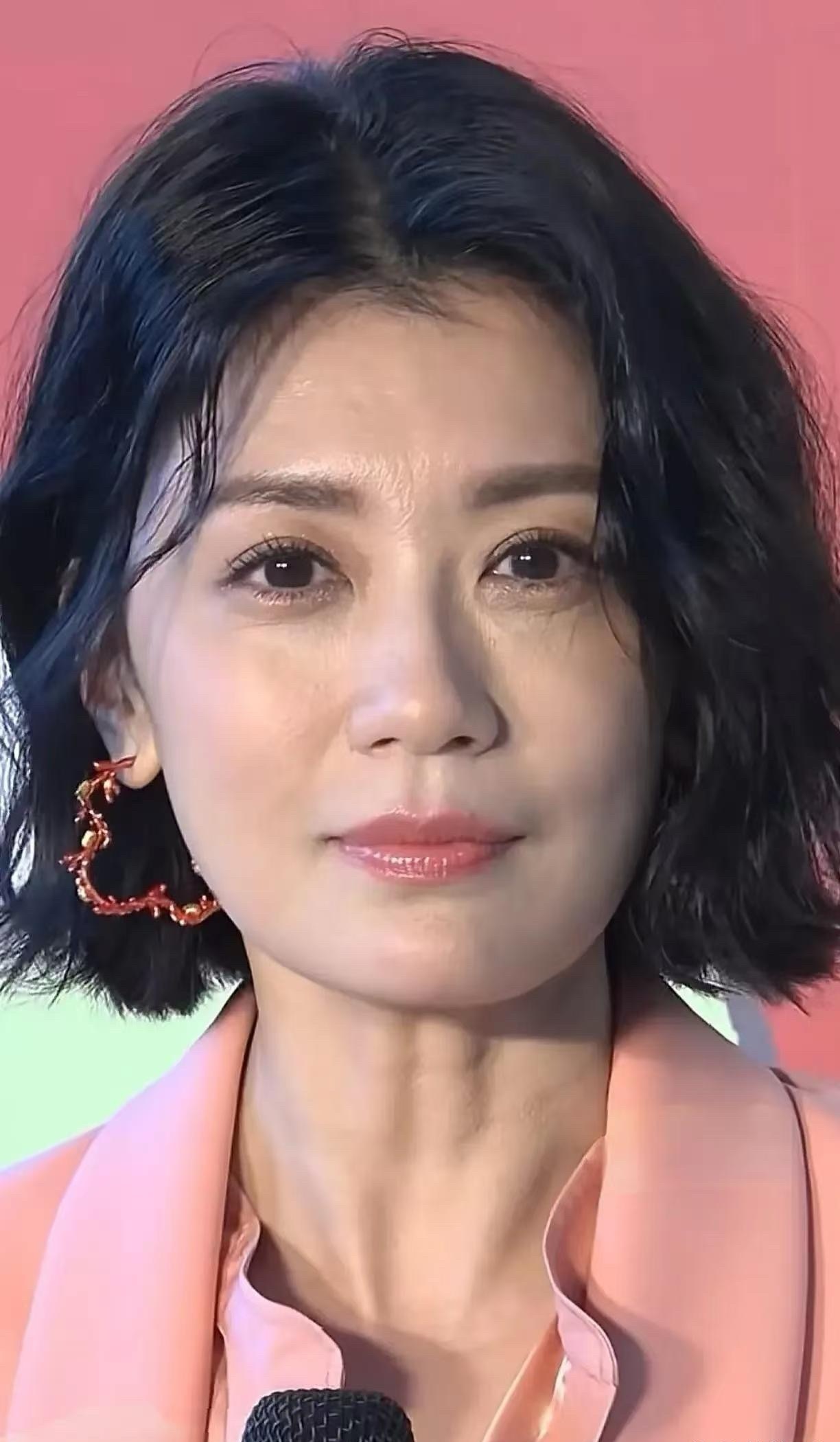 贾静雯，这张生图让人看到了真实的她，50岁的女人，还是花一样的容貌。脸上没有褶子