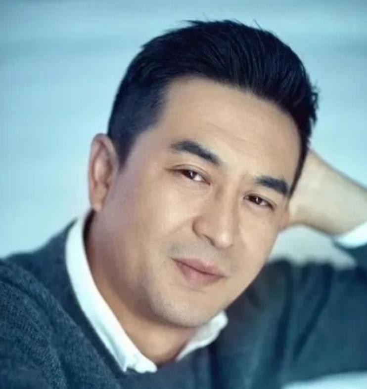 她是张嘉益前妻，曾经竟然当着媒体的面，怒斥：他之所以娶我，就是想利用我，靠我父亲