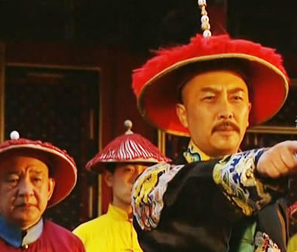 雍正十年，雍正帝突然把云贵总督鄂尔泰调进京城，一上来就是保和殿大学士、首席军机大臣。这一手太猛了。雍