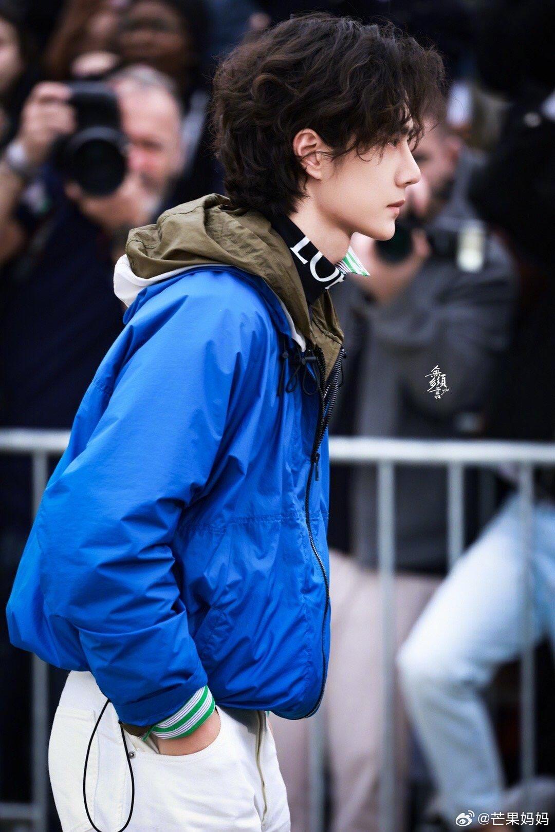 王一博亮相巴黎时装周，清清爽爽好文艺片男主外国摄影师喊王一博喊破音了