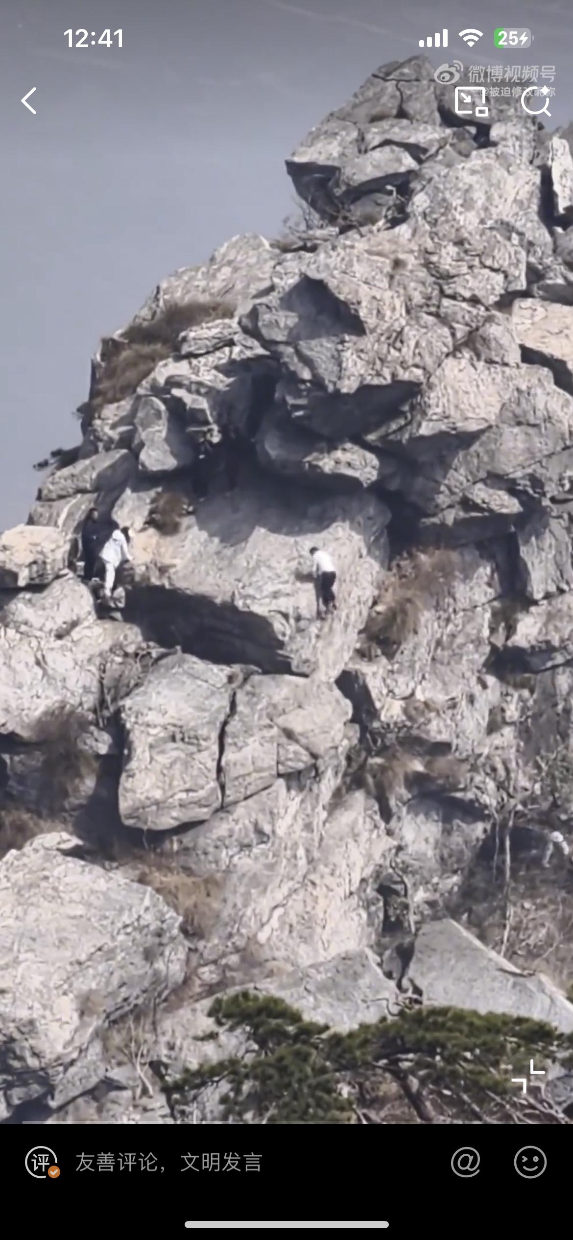 江西庐山一游客曝光，一群男男女女在爬悬崖，下面就是万丈深渊，他们手脚并用在爬。山