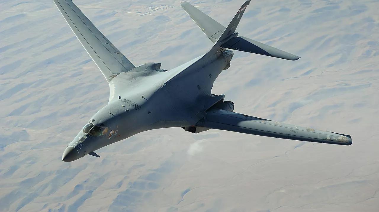 美B-1轰炸机抵英基地！特朗普誓言打击伊朗新目标，欧洲多国加入美军阵营，局势升级