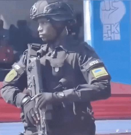 全球少有的枪口朝下的正规部队，深得老师傅的精髓相传！严肃的表情，警戒的眼神，