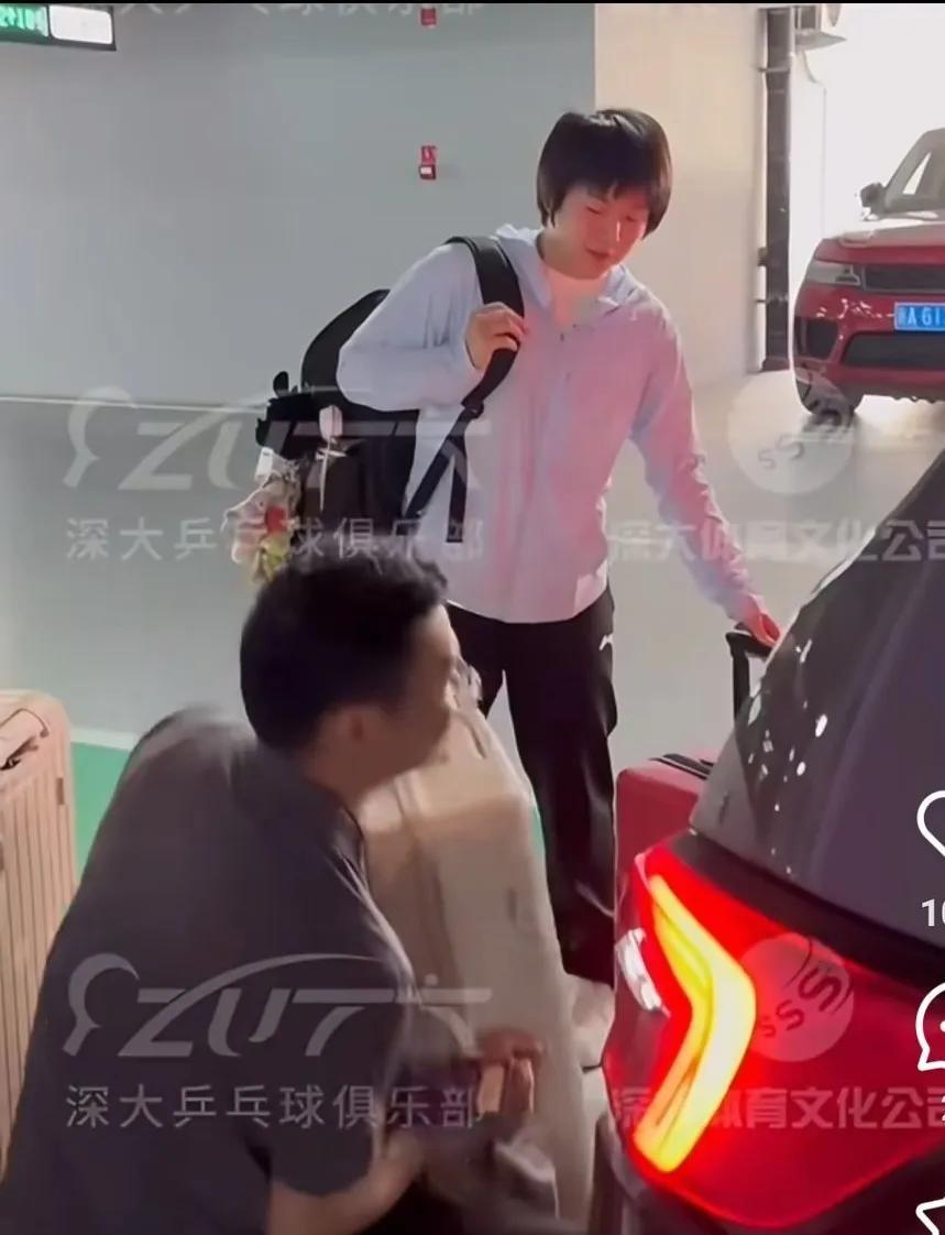 蒯曼和覃予萱一起去的新疆。昨天下午，蒯曼和覃予萱一起飞乌鲁木齐，到了机场后深大