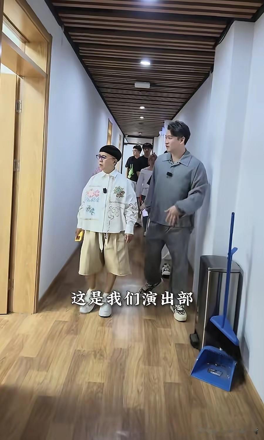 曹云金和金龟子能玩到一起，曹云金的朋友比郭德纲多多了，曹云金邀请金龟子参观自己的