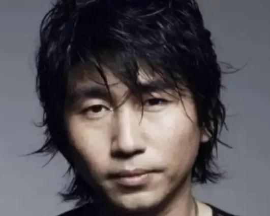 2003年，《金粉世家》剧组不同意让沙宝亮演唱《暗香》，想让齐秦唱，三宝却说：“