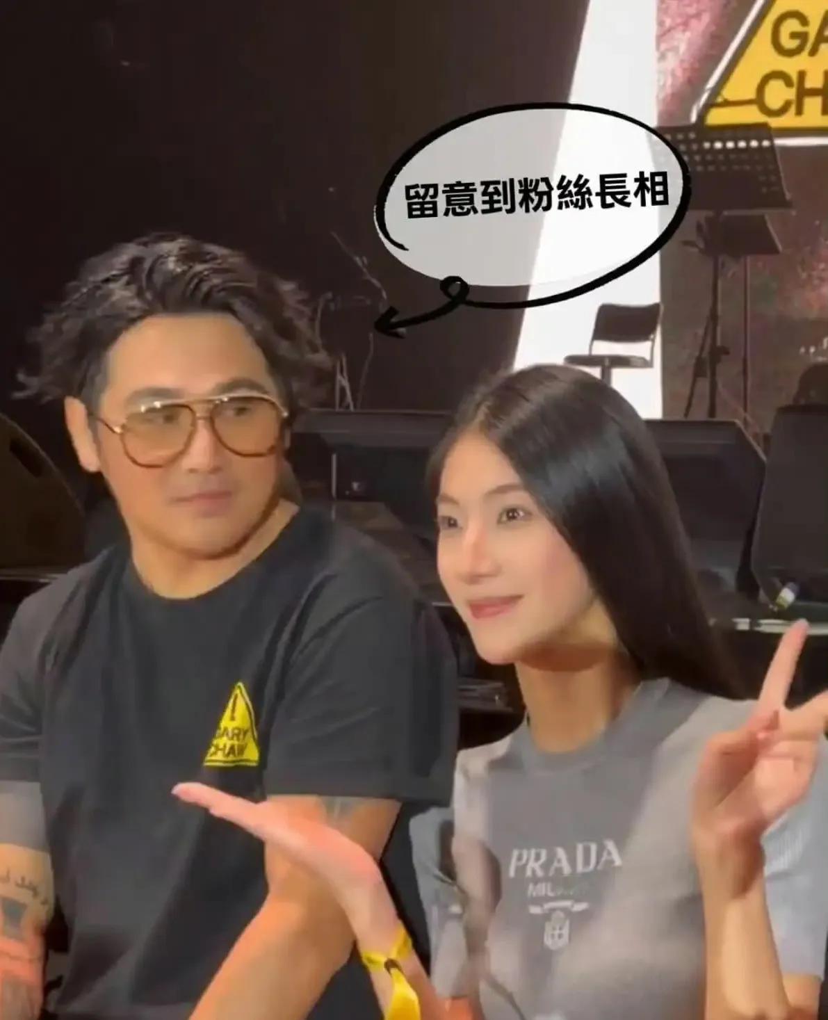 曹格与酷似前妻的网友合影！2025年12月15日，曹格在某聚会合照环节中，发现