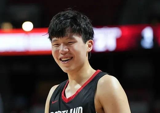杨瀚森笑了！杨瀚森谈自己的表现：“有打得好的方面，也有差的方面，整体感觉还可以