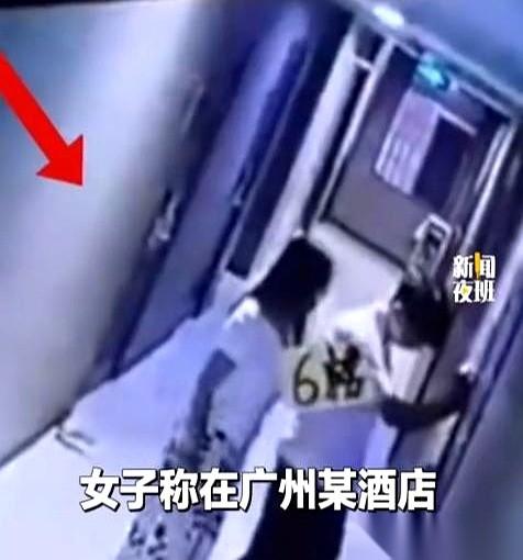 刚脱光，准备洗个澡，房门“啪”一下自己开了。门口，还正好站着一对情侣。四目相