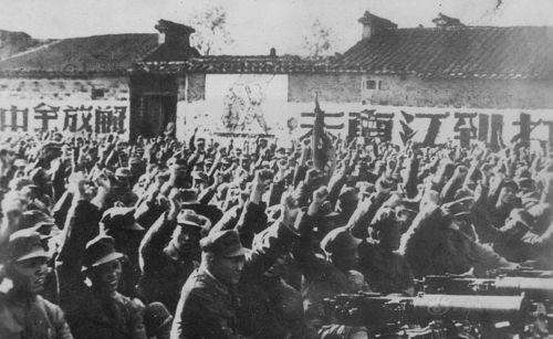 华东野战军在一次战役中缴获了1000多支冲锋枪，这些先进武器究竟是如何进行分配使