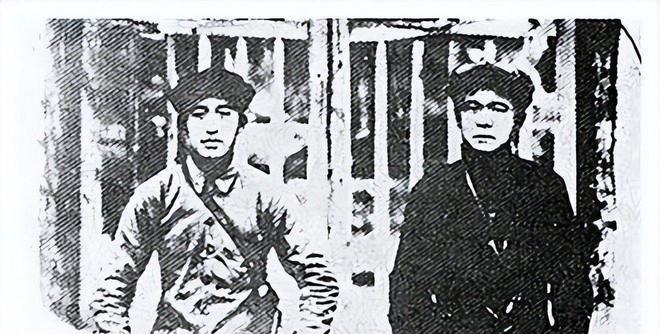 1934年，韩先楚打了胜仗后，可就因弄丢200多银元，被撤职，红25军政委吴焕先