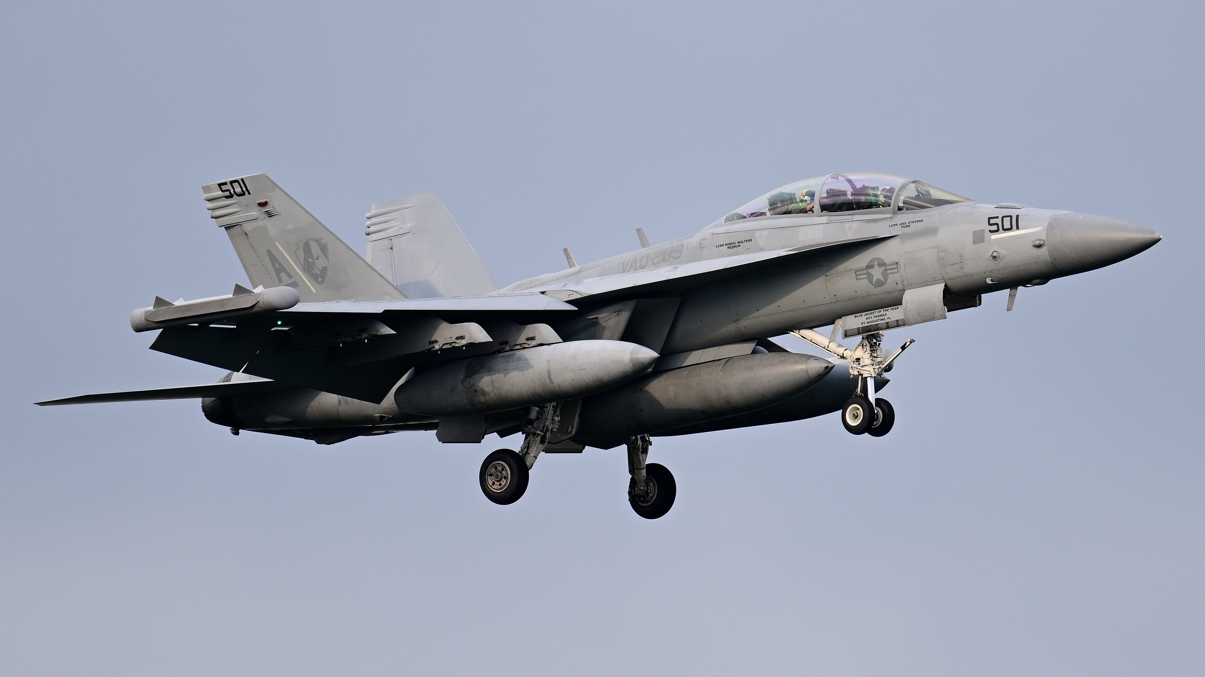 厚木基地上空的咆哮者​​​