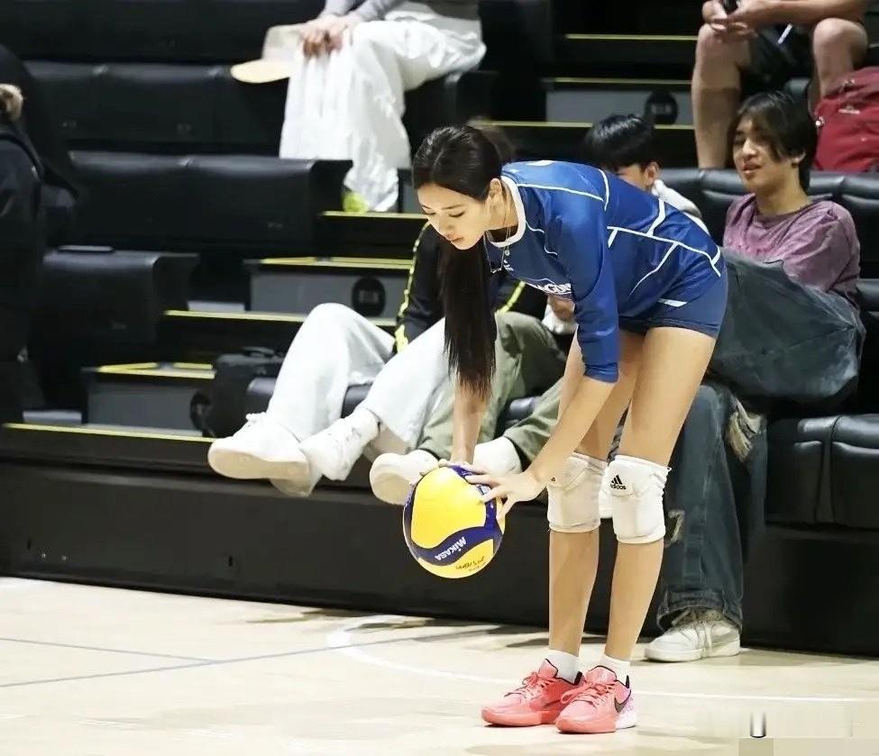 钟丽缇的女儿，15岁的考拉（Cayla）在学校排球课上的身影最近吸引了不少网友的