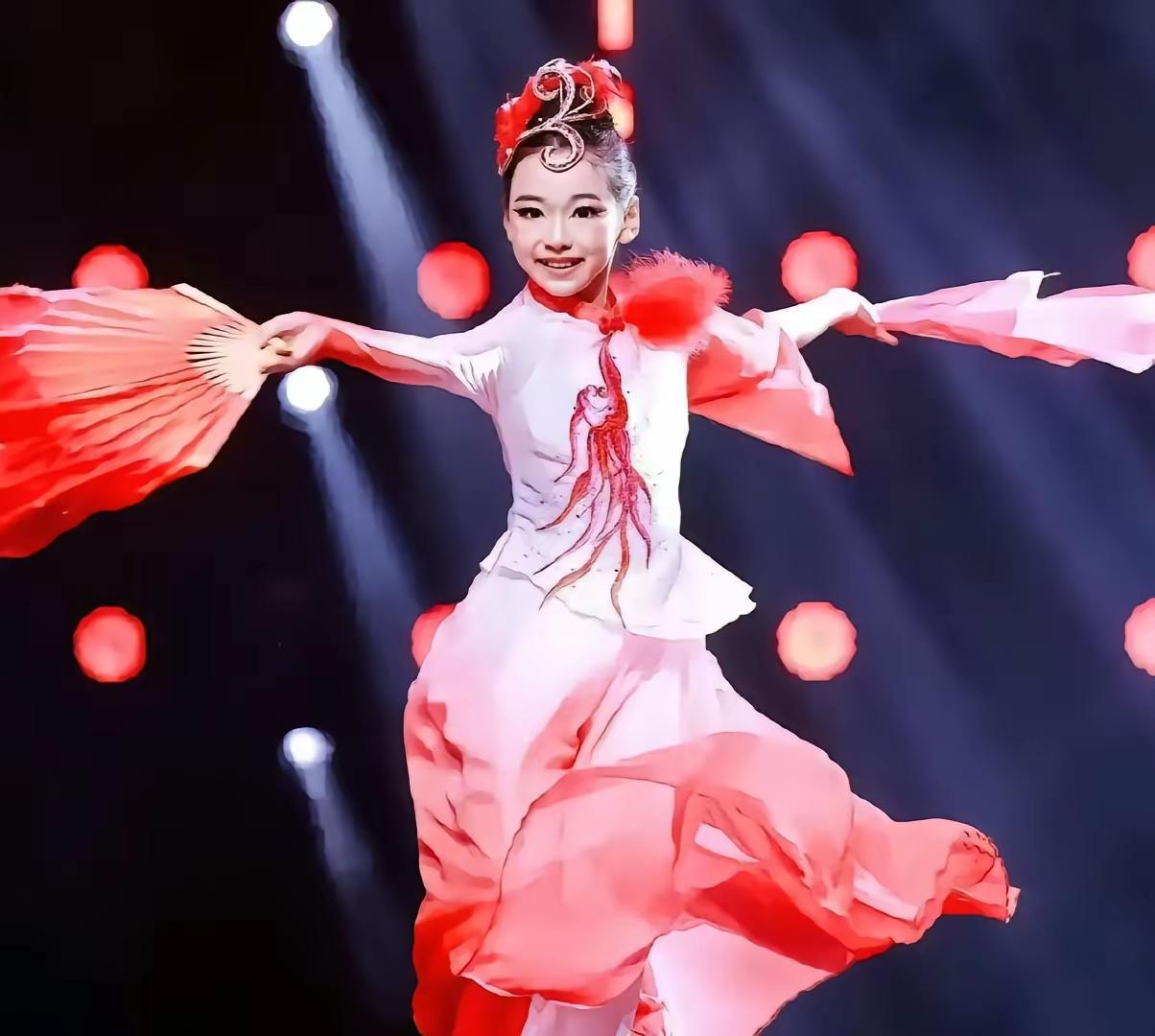 9岁的小酒窝在香港赛场举起奖杯时，董璇站在台下悄悄抹眼泪。手机相册里存着的500