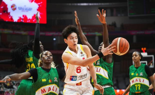 0+0+1！中国女篮世预赛首战揪出最糟糕球员，王思雨为她牺牲太大张曼曼打了1