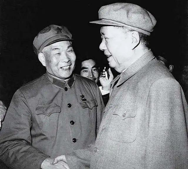 关于“一国两制”，很多人以为是邓小平提出来的，但萧劲光纠正说，其实这个制度是毛主