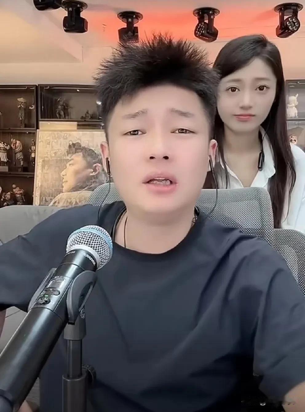 宇文泡嘲讽某人不算大主播，用的科技，没有铁粉！宇文泡内涵某人