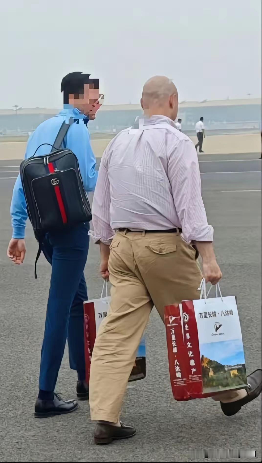 谁说外国人不打包饭菜的？你看看来华访问的美国代表团工作人员，临走的时候，还把