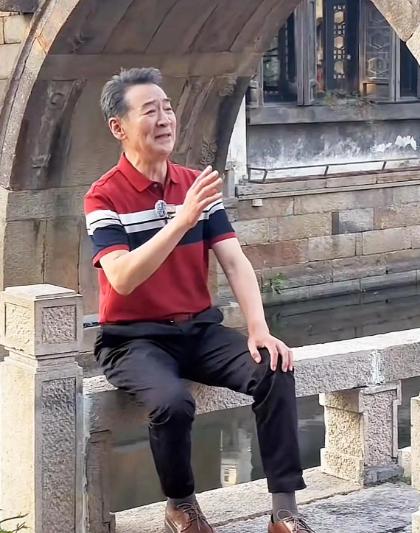 演员寇振海的儿子考入世界排名靠前的英国帝国理工学院后，他开着奔驰带着儿子回到河北