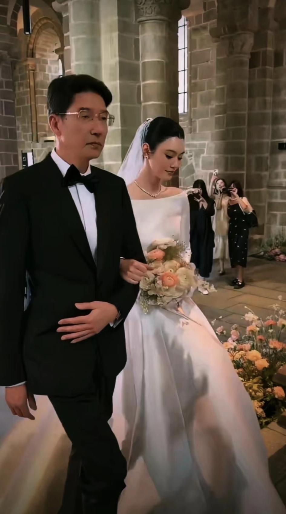 看了何猷君法国婚礼上海人果然有腔调是见过世面的特意去查了下奚梦瑶父母终于知