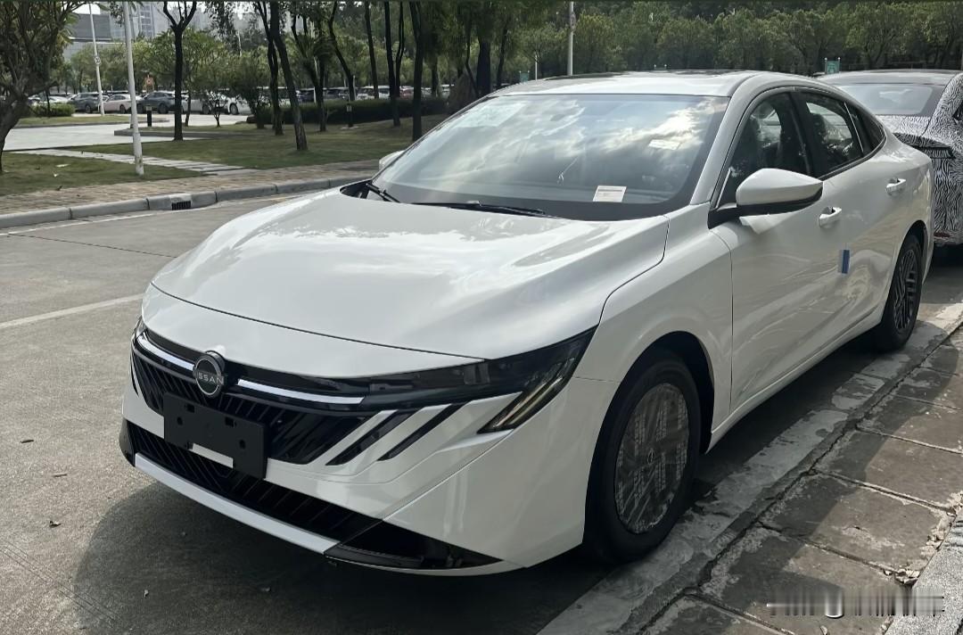 26款第十五代轩逸已经上市。外观上的颜值没啥问题比以往得轩逸都好看，内饰设计