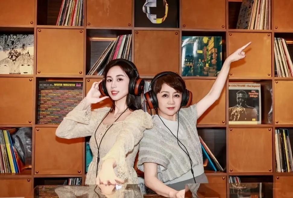 何超欣和老妈梁安琪一起参加活动，四太还蛮活泼的！感觉她和子女的关系都非常好，经常