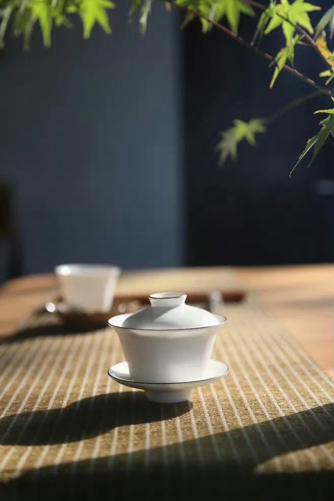 很喜欢《断舍离》中的一段话：无能为力的事，当断。命中无缘的人，当舍。心中烦欲执念