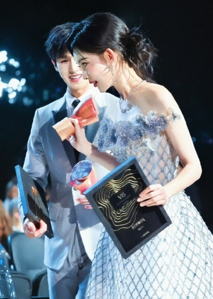 红毯三度俯身理裙摆，她踩空时他秒扶。有些本能反应，比所有声明都真。​​​