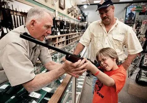 美国很民主，枪声更正义![捂脸哭]美国民间拥枪3.8亿支，有人鼓吹，美国法律对防