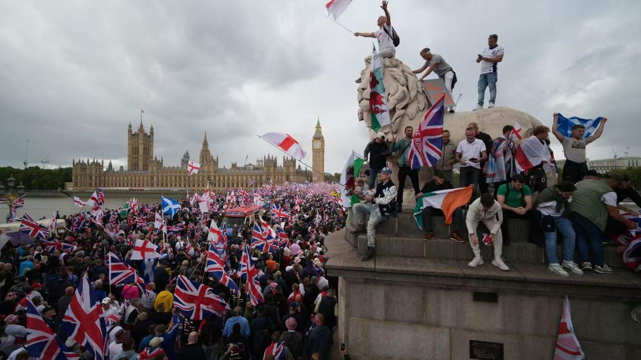 英国整个都震动了，70多个城市一起反移民！4名阿富汗难民欺负1名英国女孩几个小时