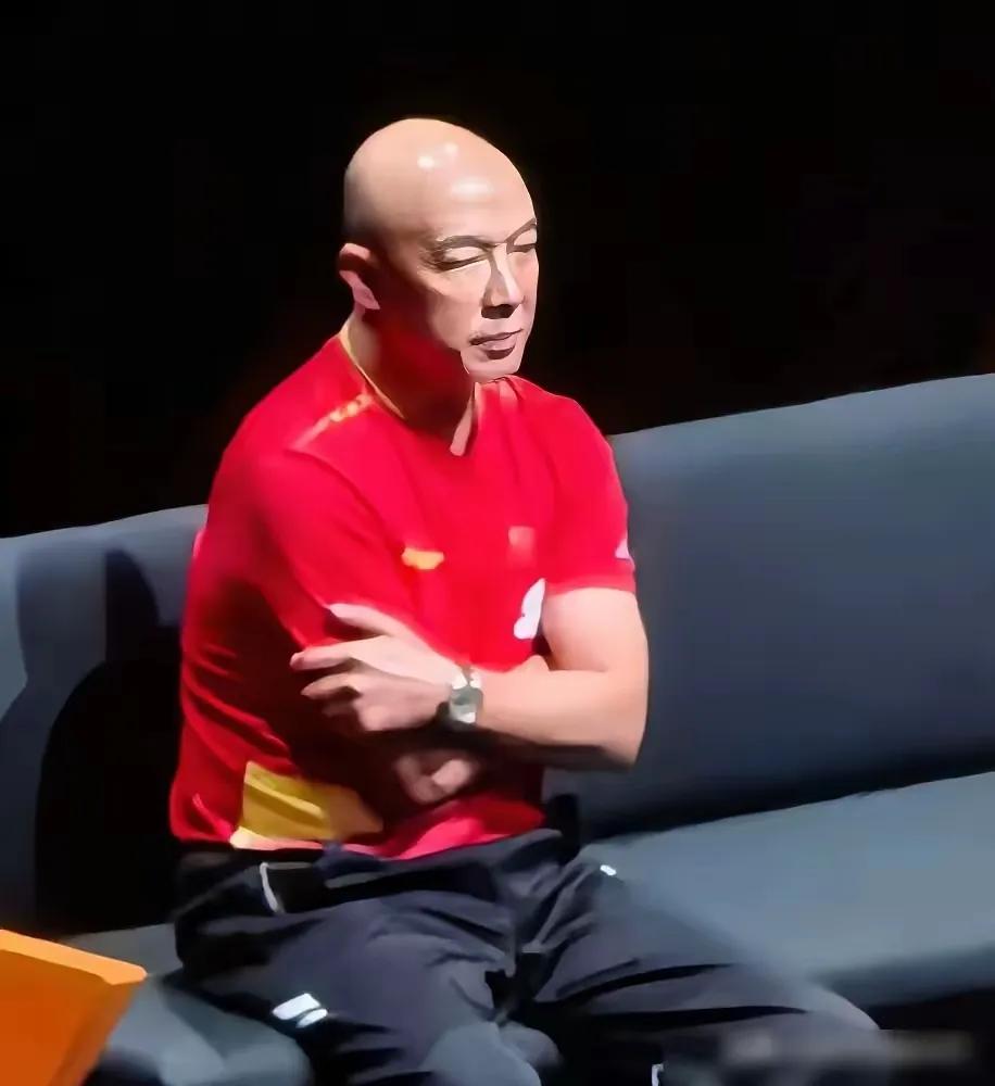 美国大满贯，国乒副总教练肖战，不穿教练马甲紧盯着日本选手不放美国大满贯赛场边，
