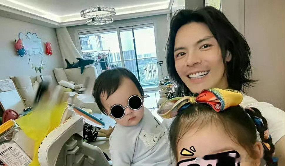向佐每次发自拍，家里都挺乱的。。。这是为啥？不太理解有钱人的想法​​​