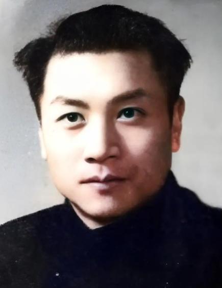1944年，一地下党入狱后被汉奸认出，只好求狱友将他勒死。没想到，将死之时，他却
