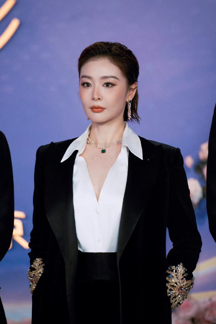 今天高叶亮相百花奖闭幕式红毯，她这回走经典的黑白搭配风格，看上去非常的靓丽。