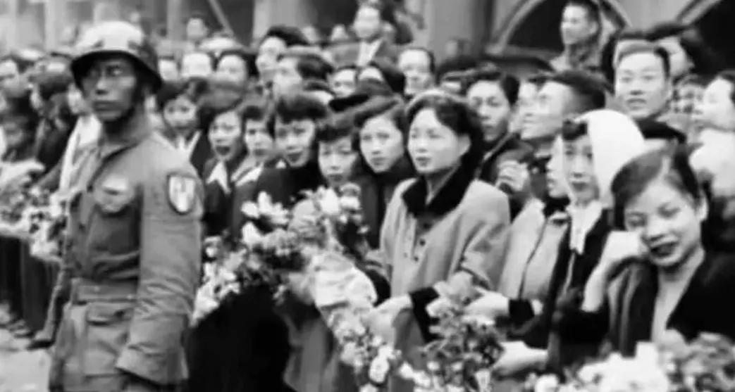 1954年1月23日，选择去台湾的志愿军1.4万名战俘抵达台湾。蒋经国代表老蒋亲