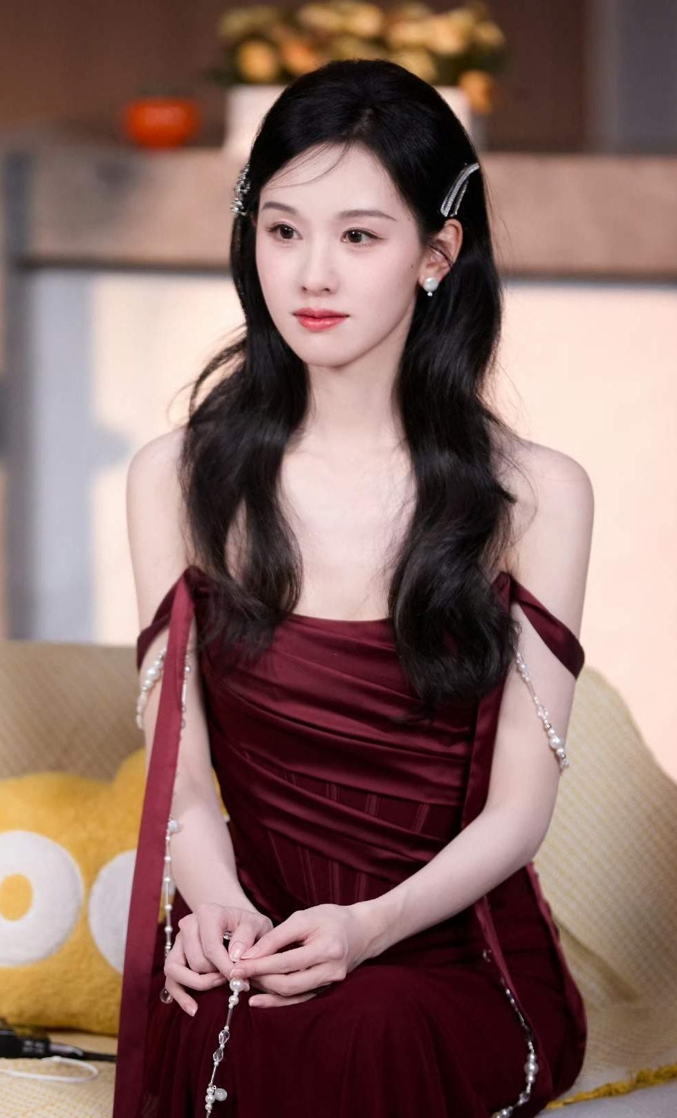 不只是灵气逼人，还有端庄秀丽的迷人气质。分享女神美图陈都灵心动美照分享