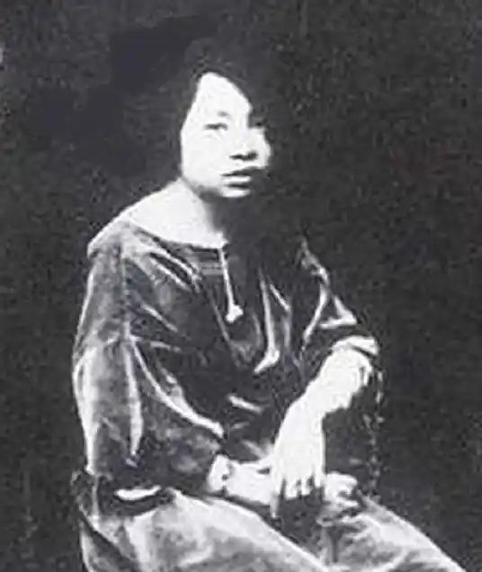 1943年，一17岁的中国少女被抓进了纳粹集中营，突然，德国士兵在少女的身上发现