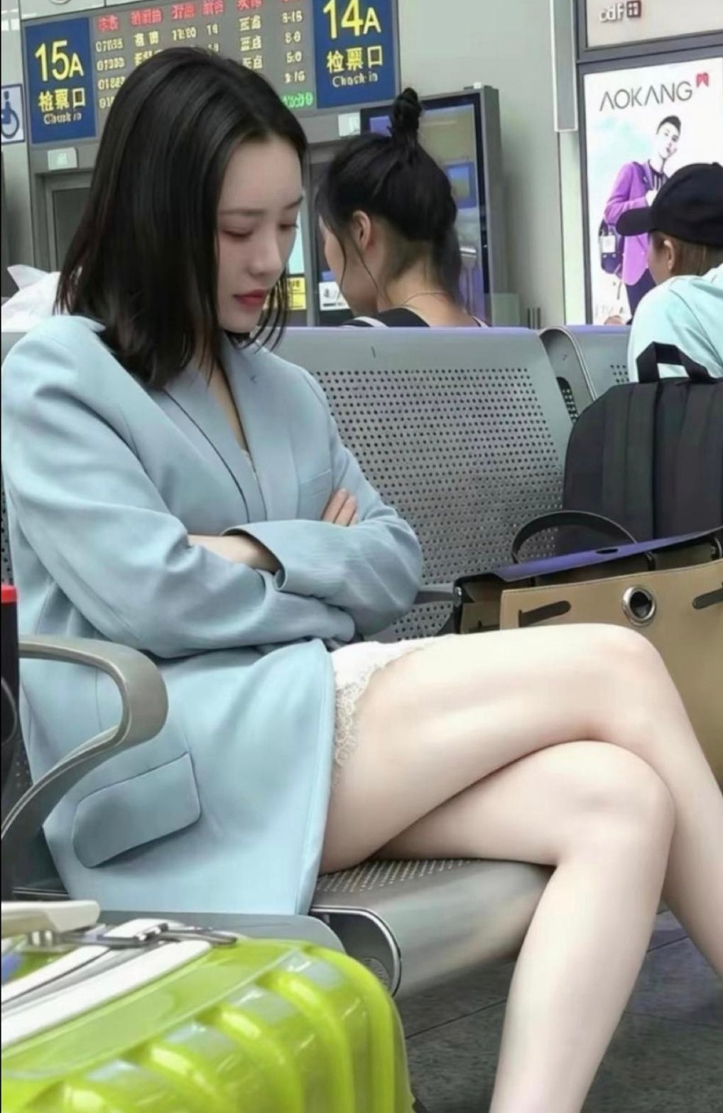 候车厅看到的，她真的好白啊