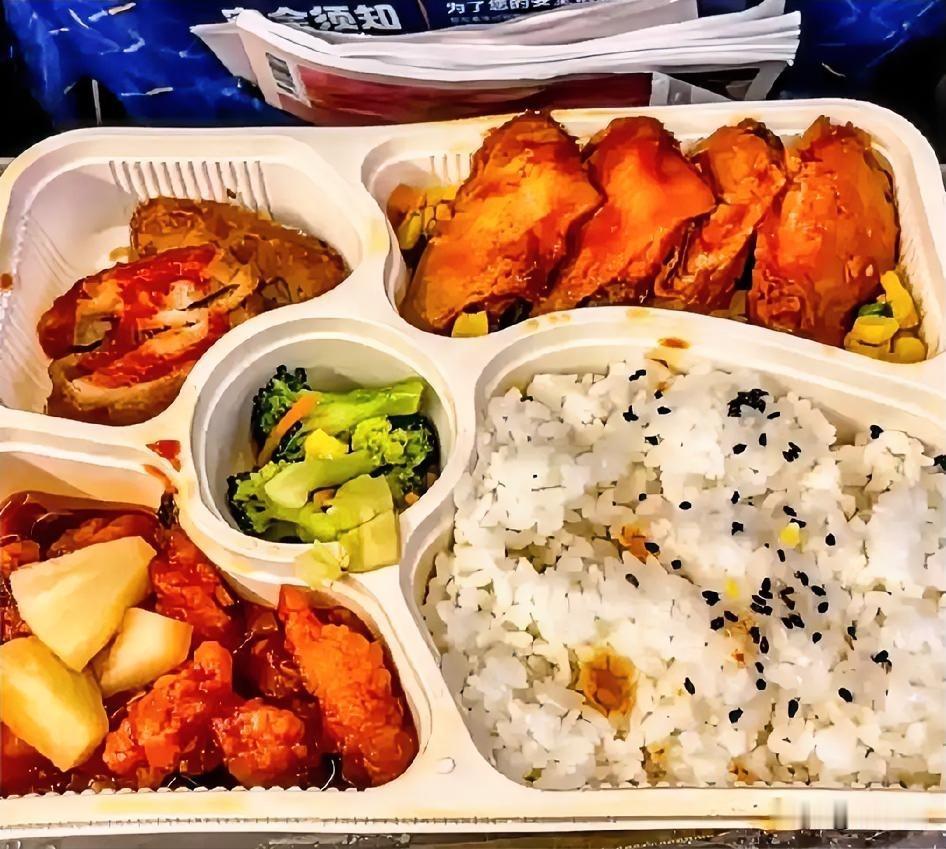 我上次坐高铁，看到一个年轻人一下子点一盒饭和一盒水果，共140元，付款时，眼睛