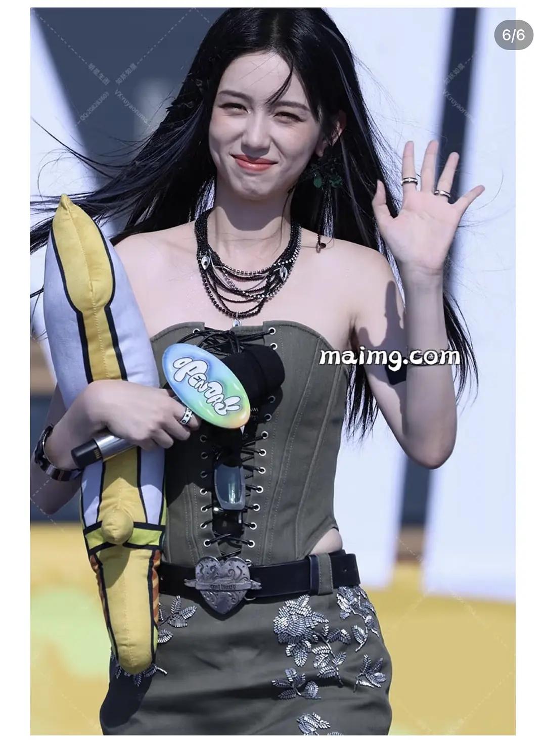 周也的身材真的很干瘪啊