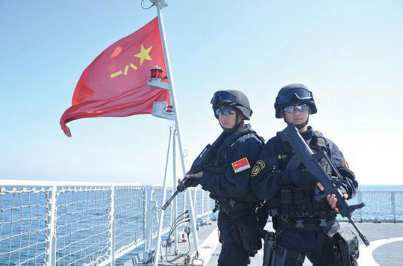 再度激烈交锋，中方当面插旗，24方势力涌入南海，解放军以少敌多。美日菲联合军演还