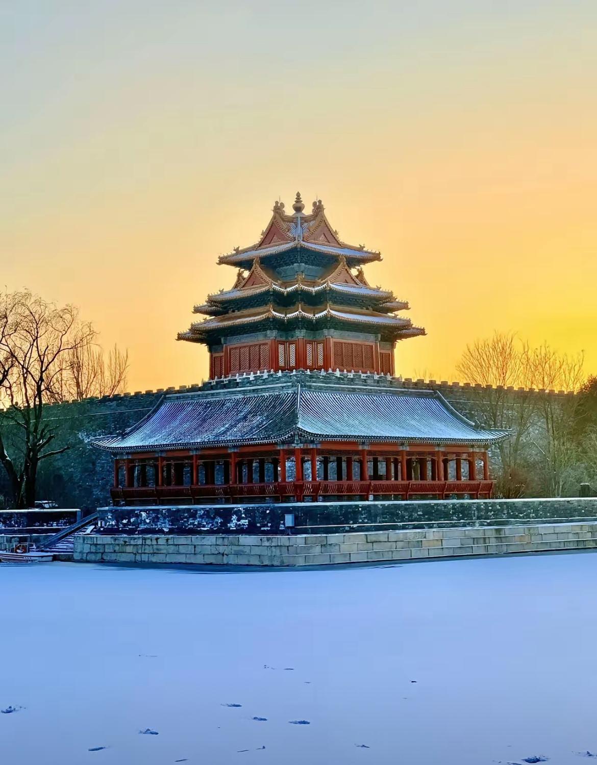 生活的美好，躲在旧物温润的光晕里，躲在家常饭菜的香气中，踏实又熨帖。岁月缓缓淌，