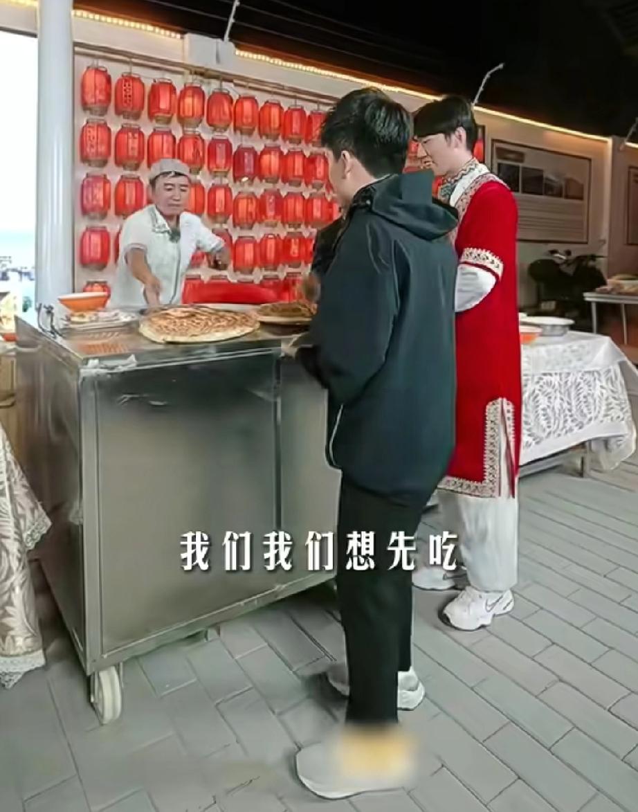 快来看！这两个小朋友，看见好吃的走不动路啦！说起新疆的美食，人们最容易想到的可