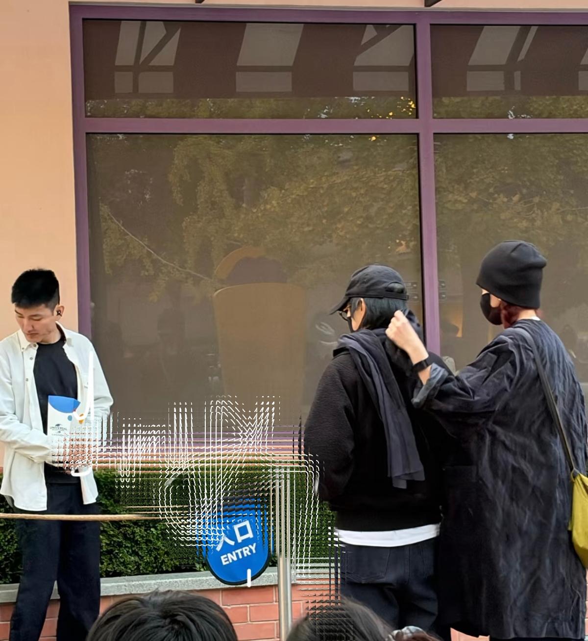 10月16日，窦靖童与宋妍霏在北京相聚，二人真是好闺蜜，宋妍霏帮窦靖童整理发型好