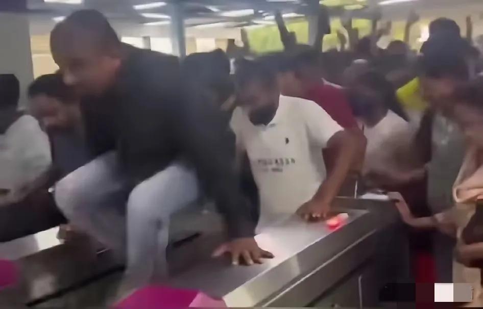 印度签证黑产+违规操作，真是让人闹心！家人们，印度人翻地铁闸机、签证黑产这