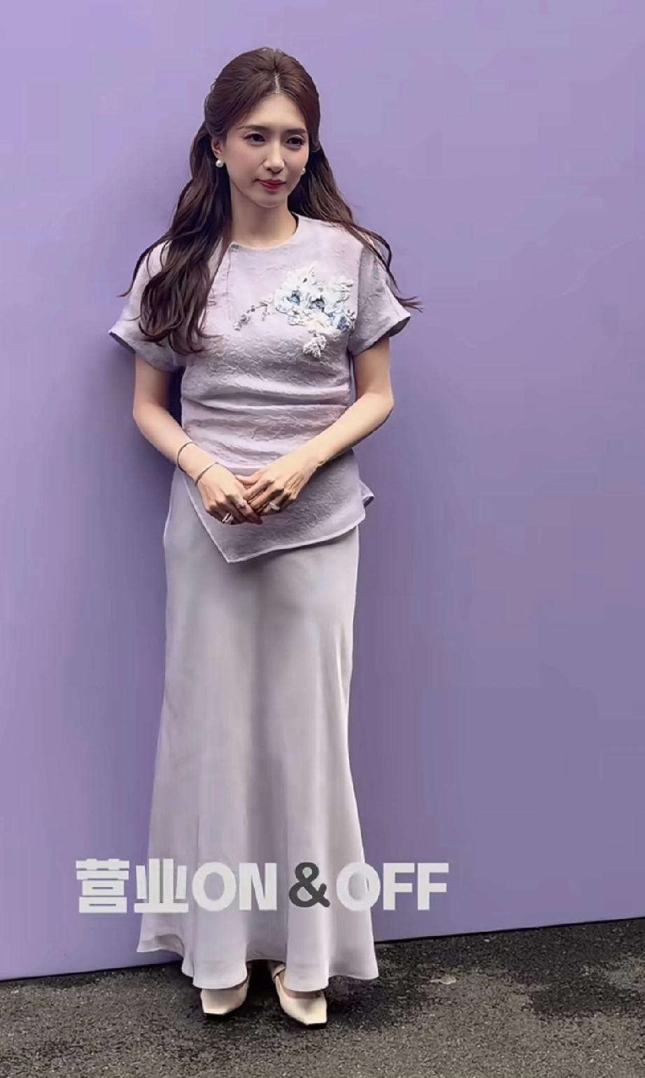 39岁的江疏影，就因为穿了条有褶子的裤子，被骂上热搜。说她“显老态”、“没星味