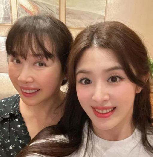 张含韵完全继承了父母五官的优点！