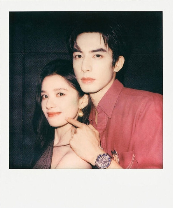 宋威龙张婧仪宝丽来合照这么权威的脸居然有两张！骨爸骨妈不要太配了！