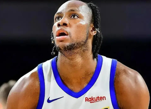 这个巴锡要不下赛季底薪留吧208有效身高臂展可以能跳能护框能抢板移动不错。凯